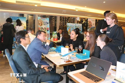 Đại diện Vietnam Airlines giới thiệu, quảng bá sản phẩm với khách tham dự sự kiện. (Ảnh: Thanh Tú/TTXVN)