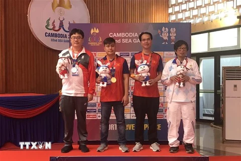Kỳ thủ Lại Lý Huỳnh (thứ 2 từ trái qua) xuất sắc giành huy chương Vàng môn Cờ tướng. (Ảnh: TTXVN)