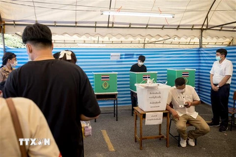 Cử tri Thái Lan bỏ phiếu tại một địa điểm bầu cử ở Bangkok, Thái Lan, ngày 7/5. (Ảnh: AFP/TTXVN)