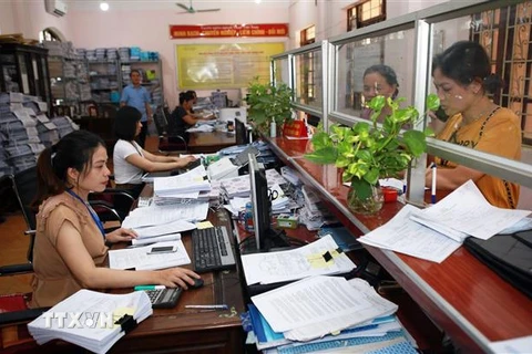 Cán bộ, nhân viên tại Chi cục Thuế khu vực Phổ Yên - Phú Bình, Thái Nguyên. (Ảnh: Danh Lam/TTXVN)