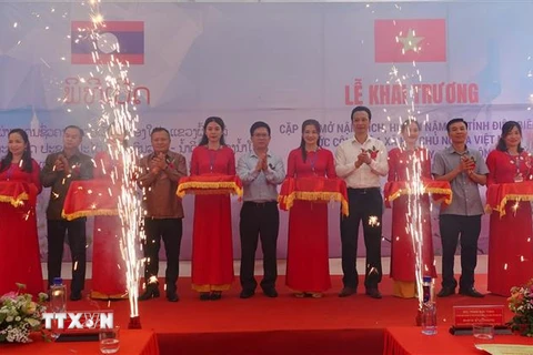 Đại biểu đại diện UBND tỉnh Điện Biên (Việt Nam) và Phong Sa Lỳ (CHDCND Lào) thực hiện nghi thức cắt băng khánh thành cặp lối mở Nậm Đích-Huổi Hịa. (Ảnh: TTXVN phát)