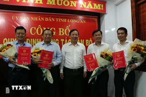 Chủ tịch UBND tỉnh Long An Nguyễn Văn Út trao quyết định bổ nhiệm lãnh đạo các sở, ngành và địa phương. (Ảnh: Thanh Bình/TTXVN)