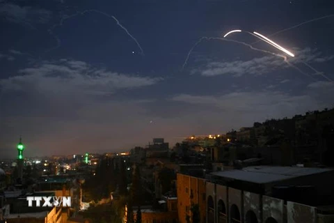 Hệ thống phòng không Syria đánh chặn một tên lửa của Israel trên bầu trời thủ đô Damascus ngày 21/1/2019. Ảnh: AFP/TTXVN