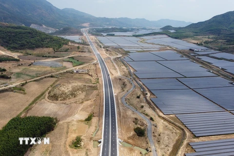 Đoạn km 39 trên tuyến cao tốc Nha Trang-Cam Lâm đi qua "cánh đồng" điện mặt trời thuộc địa bàn huyện Cam Lâm. (Ảnh: Huy Hùng/TTXVN)