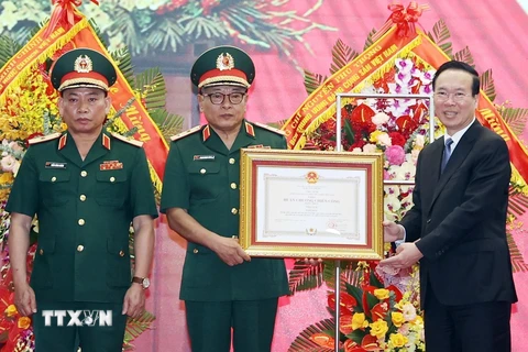 Chủ tịch nước Võ Văn Thưởng trao tặng Huân chương Chiến công hạng Nhất cho Tổng Cục II, Bộ Quốc phòng. (Ảnh: Thống Nhất/TTXVN)
