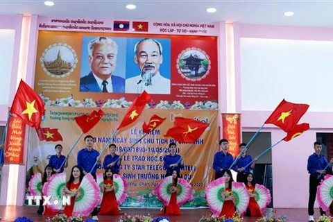 Tiết mục văn nghệ do các học sinh Trường Song ngữ Lào-Việt Nam Nguyễn Du biểu diễn. (Ảnh: Phạm Kiên/TTXVN)