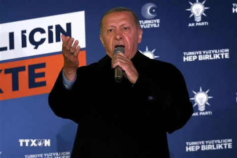 Tổng thống Thổ Nhĩ Kỳ Recep Tayyip Erdogan phát biểu trước những người ủng hộ tại Ankara ngày 15/5/2023. (Ảnh: AFP/TTXVN)
