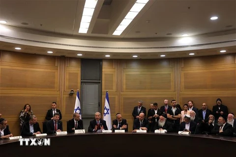 Thủ tướng Israel Benjamin Netanyahu (giữa, trái) và các thành viên nội các trong cuộc họp báo trước phiên bỏ phiếu của Quốc hội về ngân sách 2023-2024, tại Jerusalem, ngày 23/5/2023. (Ảnh: AFP/TTXVN)