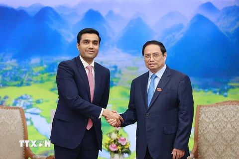 Thủ tướng Phạm Minh Chính tiếp ông Karan Adani, TGĐ Công ty Cảng và Đặc khu kinh tế Tập đoàn Adani của Ấn Độ. (Ảnh: Dương Giang/TTXVN)