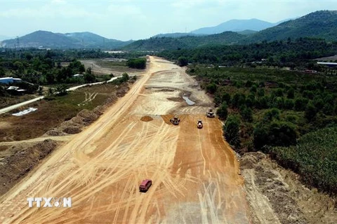 Thi công trên tuyến cao tốc Bắc-Nam đoạn Vân Phong-Nha Trang. (Ảnh: Huy Hùng/TTXVN)