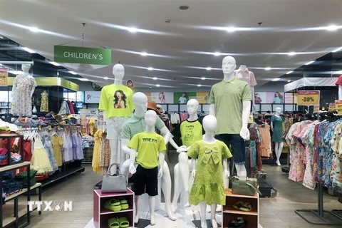 Kênh bán lẻ hiện đại tại Thành phố Hồ Chí Minh thiết kế khu vực riêng giới thiệu đa dạng sản phẩm thời trang may mặc mùa Hè 2023 dành cho gia đình và thiếu nhi. (Ảnh: Mỹ Phương/TTXVN)