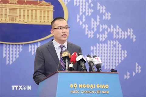 Phó Phát ngôn Bộ Ngoại giao Nguyễn Đức Thắng trả lời câu hỏi của phóng viên các cơ quan báo chí. (Ảnh: Minh Đức/TTXVN)