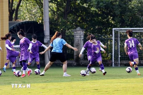 Các cầu thủ Đội tuyển Nữ U20 Việt Nam tập luyện trên sân phụ của sân vận động Việt Trì. (Ảnh: Trung Kiên/TTXVN)