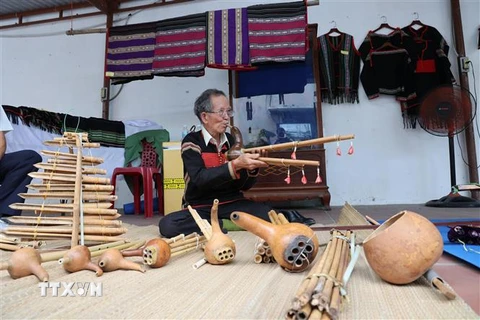 Những nét văn hóa truyền thống đặc trưng, độc đáo của các dân tộc thiểu số Tây Nguyên thông qua biểu diễn nghệ thuật. (Ảnh Đặng Tuấn/TTXVN)