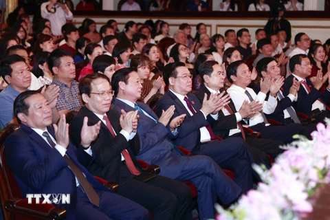 Chủ tịch Quốc hội Vương Đình Huệ và đại biểu dự chương trình. (Ảnh: Doãn Tấn/TTXVN)