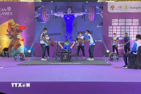 Lê Văn Công thành công ở lần cử đầu tiên với 160kg tại ASEAN Para Games 11. (Ảnh: Hữu Chiến-Văn Phong/TTXVN)