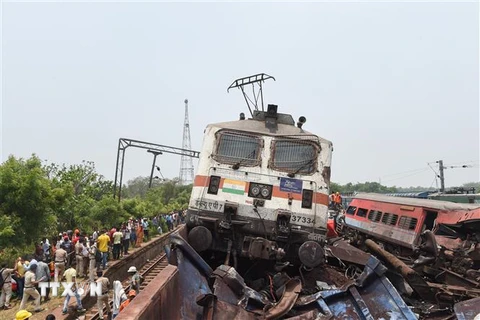 Hiện trường vụ tai nạn đường sắt ở bang Odisha, Ấn Độ, ngày 3/6. (Ảnh: THX/TTXVN)