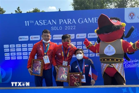 Kình ngư Võ Huỳnh Anh Khoa (giữa) xuất sắc giành huy chương Vàng đầu tiên cho đoàn thể thao người khuyết tật Việt Nam tại ASEAN Para Games lần thứ 11. (Ảnh: Chiến Phong/TTXVN)