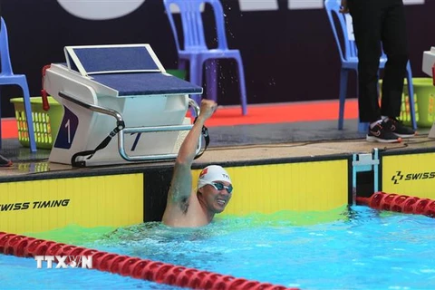 Pha ăn mừng giành huy chương Vàng bơi lội của Vận động viên Người Khuyết tật Việt Nam Võ Thanh Tùng. (Ảnh: Hoàng Minh/TTXVN)