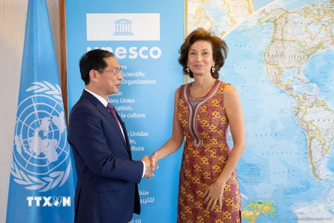 Tổng Giám đốc UNESCO Audrey Azoulay đón tiếp Bộ trưởng Ngoại giao Bùi Thanh Sơn, ngày 5/6 tại trụ sở UNESCO ở thủ đô Paris. (Ảnh: TTXVN phát)