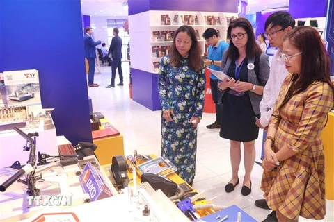 Doanh nghiệp Ba Lan tham quan khu trưng bày sản phẩm xuất khẩu của doanh nghiệp TP. Hồ Chí Minh sau hội thảo. (Ảnh: Xuân Anh/TTXVN)