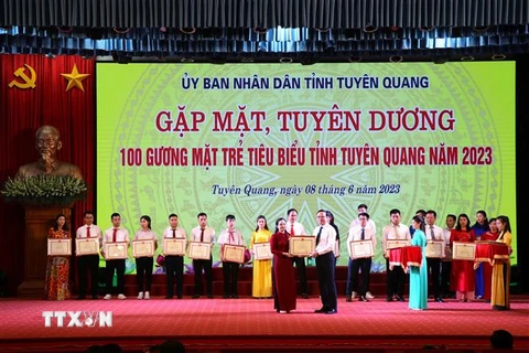 Ông Nguyễn Mạnh Tuấn, Phó chủ tịch UBND tỉnh Tuyên Quang trao bằng khen cho các gương mặt trẻ có thành tích cao trên các lĩnh vực. (Ảnh: Quang Cường/TTXVN)