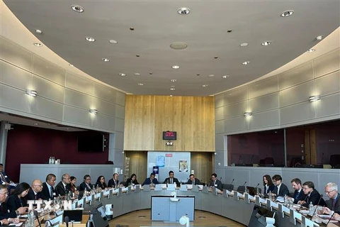 Quang cảnh cuộc họp giữa Ủy ban các nước ASEAN tại Bỉ (ABC) và Phó Chủ tịch Ủy ban châu Âu kiêm Cao ủy Thương mại Valdis Dombrovski, chiều 6/6 tại Brussels. (Ảnh: TTXVN phát)