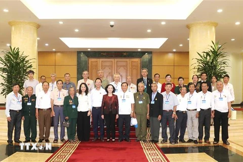 Thường trực Ban Bí thư Trương Thị Mai với Đoàn đại biểu người có công tỉnh Đắk Nông. (Ảnh: Phương Hoa/TTXVN)