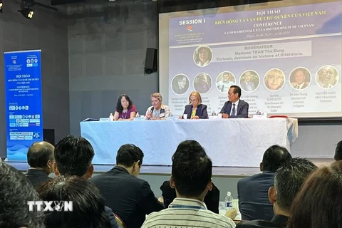 Các diễn giả trình bày tham luận tại Hội thảo khoa học với chủ đề "Biển Đông và vấn đề chủ quyền của Việt Nam" ngày 10/6 tại thủ đô Paris, Pháp. (Ảnh: Thu Hà/TTXVN)