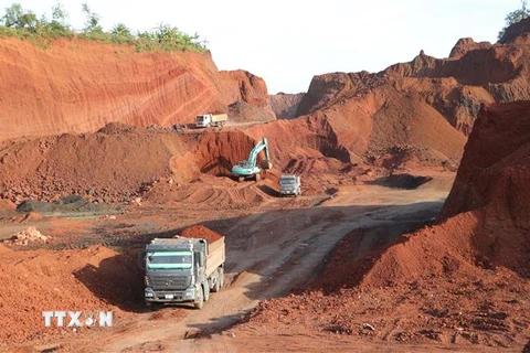 Máy móc, phương tiện đào đất trên cao tốc Phan Thiết-Dầu Giây. (Ảnh: Công Phong/TTXVN)