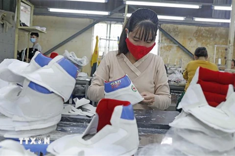 Sản xuất giày xuất khẩu sang thị trường EU tại Công ty TNHH Hóa dệt Hà Tây, xã Tân Lập, Đan Phượng, Hà Nội. (Ảnh: Trần Việt/TTXVN)