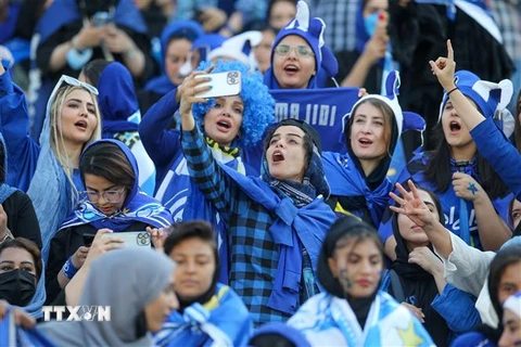 Các nữ cổ động viên Iran xem trận đấu giữa câu lạc bộ Tehran Esteghlal và câu lạc bộ Mes Kerman trên sân vận động Azadi ở Tehran, ngày 25/8/2022. (Ảnh: AFP/TTXVN)