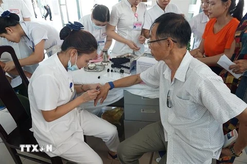Người dân Thừa Thiên-Huế được khám sàng lọc miễn phí bệnh đái tháo đường. (Ảnh: Mai Trang/TTXVN)