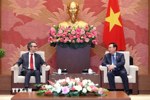 Chủ tịch Quốc hội Vương Đình Huệ tiếp Đại sứ, Trưởng Phái đoàn Liên minh châu Âu tại Việt Nam Giorgio Aliberti. (Ảnh: An Đăng/TTXVN)