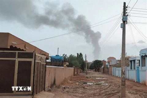 Khói bốc lên trong cuộc giao tranh tại Khartoum, Sudan, ngày 12/6/2023. (Ảnh: AFP/TTXVN)