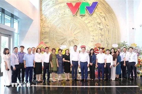 Trưởng Ban Tuyên giáo Trung ương Nguyễn Trọng Nghĩa thăm, chúc mừng Đài Truyền hình Việt Nam Việt Nam. (Ảnh: Phương Hoa/TTXVN)