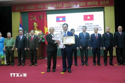 Trao tặng huân, huy chương của nước CHDCND Lào cho các tập thể, cá nhân của tỉnh Thái Nguyên. (Ảnh: Quân Trang/TTXVN)