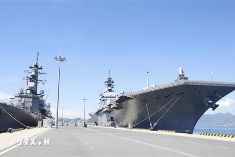 Tàu khu trục trực thăng IZUMO và tàu khu trục SAMIDARE cập cảng quốc tế Cam Ranh. (Ảnh: TTXVN phát)