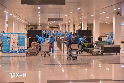 Một chuyến bay đưa các công dân Việt Nam từ Hàn Quốc trở về tại sân bay Cần Thơ khuya 2/4/2021. (Ảnh: Chanh Đa/TTXVN)