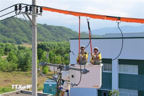 Kiểm tra các tuyến đường dây để đảm bảo cấp điện an toàn, liên tục cho các điểm thi tại các tỉnh, thành phố khu vực miền Trung-Tây Nguyên. (Ảnh: TTXVN phát)