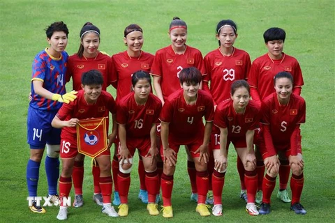 Các tuyển thủ nữ Việt Nam chụp ảnh trước trận đấu giao hữu với tuyển Nữ Đức. (Ảnh: Mạnh Hùng/TTXVN)