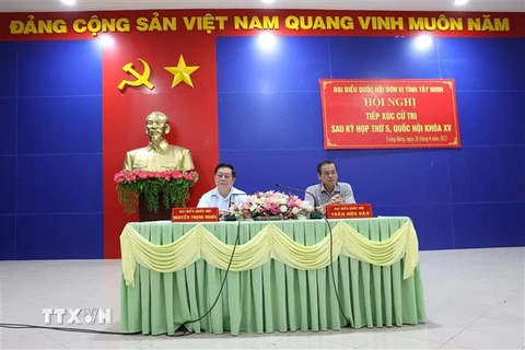 Đại biểu Quốc hội Nguyễn Trọng Nghĩa (trái), Bí thư Trung ương Đảng, Trưởng Ban Tuyên giáo Trung ương, chủ trì Hội nghị. (Ảnh: Thanh Tân/TTXVN)