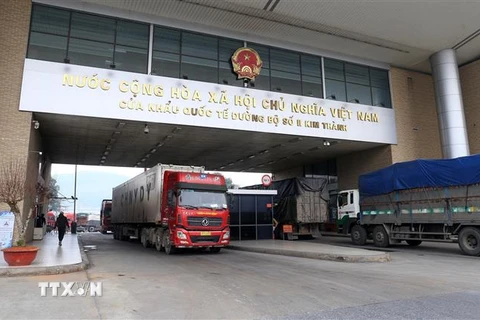 Hoạt động xuất nhập khẩu qua Cửa khẩu Quốc tế đường bộ số II Kim Thành. (Ảnh: Quốc Khánh/TTXVN)