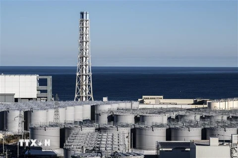 Các bể chứa nước thải nhiễm xạ tại Nhà máy điện hạt nhân Fukushima Daiichi tại Okuma, tỉnh Fukushima, Nhật Bản ngày 20/1. (Ảnh: AFP/TTXVN)
