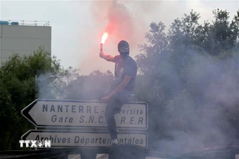 Người biểu tình phản đối cảnh sát gây bạo loạn tại Nanterre, ngoại ô Paris, Pháp ngày 29/6/2023. (Ảnh: AFP/TTXVN)