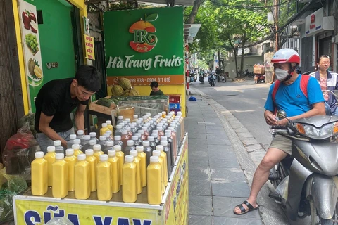 Các sản phẩm nước ép hoa quả, trái cây đặc biệt hút khách trong những ngày Hè nắng nóng. (Ảnh: Việt Anh/Vietnam+)