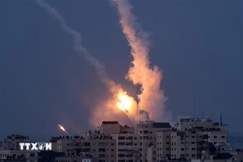 Rocket được phóng từ Dải Gaza xuống lãnh thổ Israel khi căng thẳng leo thang giữa Israel và Palestine, ngày 10/5/2023. (Ảnh: AFP/TTXVN)