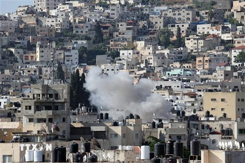 Khói bốc lên sau cuộc không kích do Israel tiến hành tại thành phố Jenin, phía Bắc khu Bờ Tây ngày 3/7/2023. (Ảnh: AFP/TTXVN)