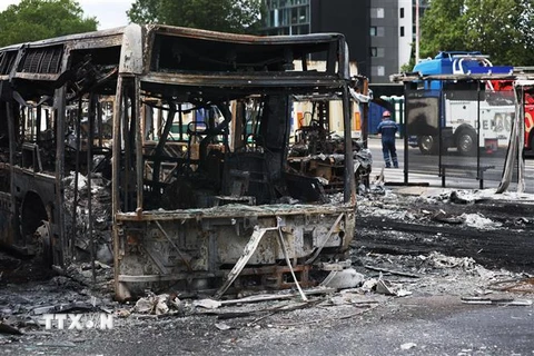Xe buýt bị đốt cháy tại Aubervilliers, phía bắc thủ đô Paris, Pháp, ngày 30/6/2023. (Ảnh: THX/TTXVN)