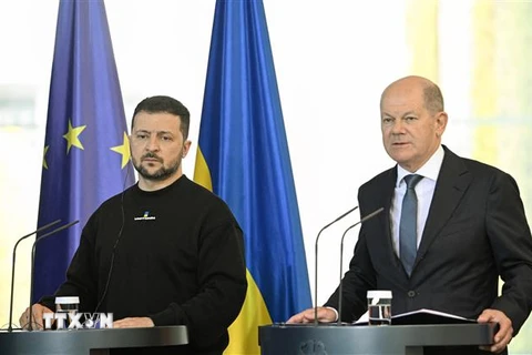 Thủ tướng Đức Olaf Scholz và Tổng thống Ukraine Volodymyr Zelensky trong cuộc họp báo ngày 14/5. (Nguồn: AFP/TTXVN)